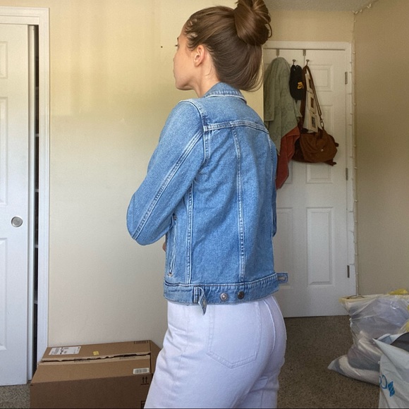 Levi’s Cropped Denim Jacket - Picture 5 of 7